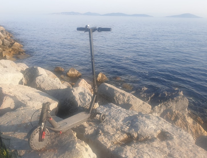 A rear wheel steering, tilting e-scooter concept : Self balancing and almost impossible to roll over